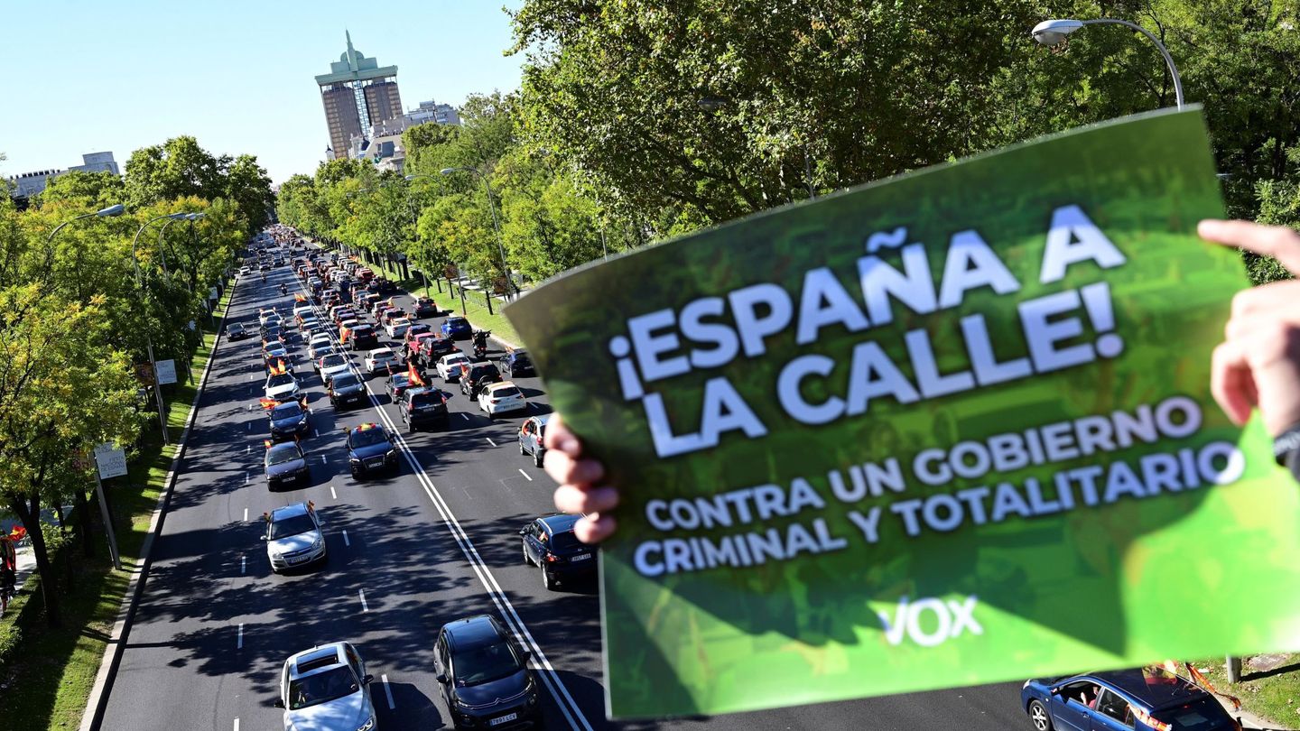 Vox ha animado a que la ciudadanía salga en sus coches con banderas de España. (EFE)