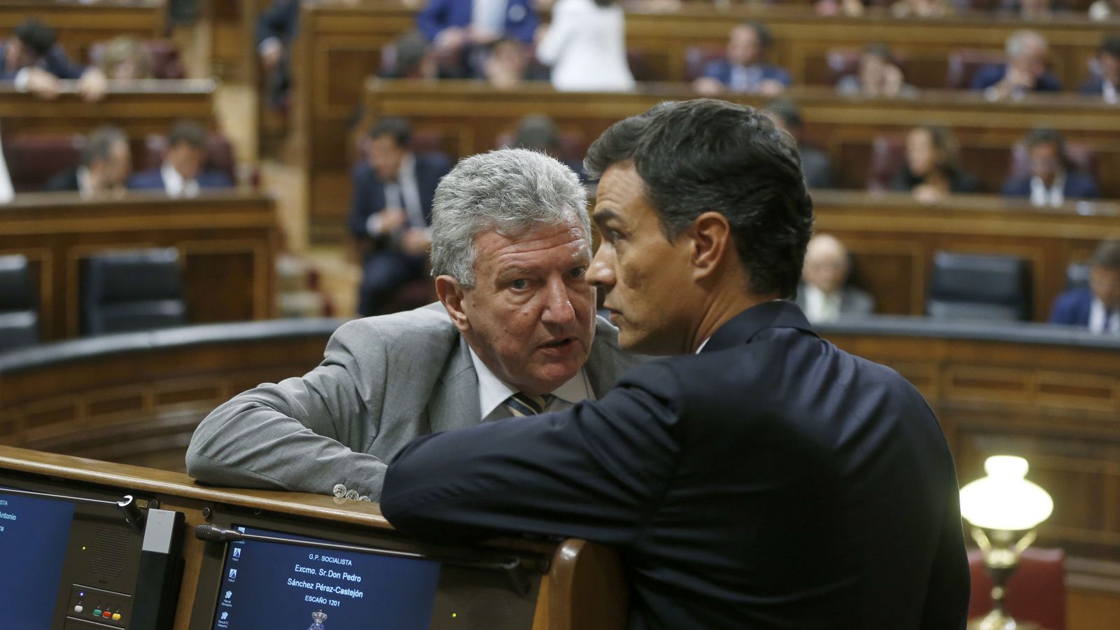 Foto: Pedro Sánchez, durante la reciente sesión de investidura, habla con Pedro Quevedo. (EFE)