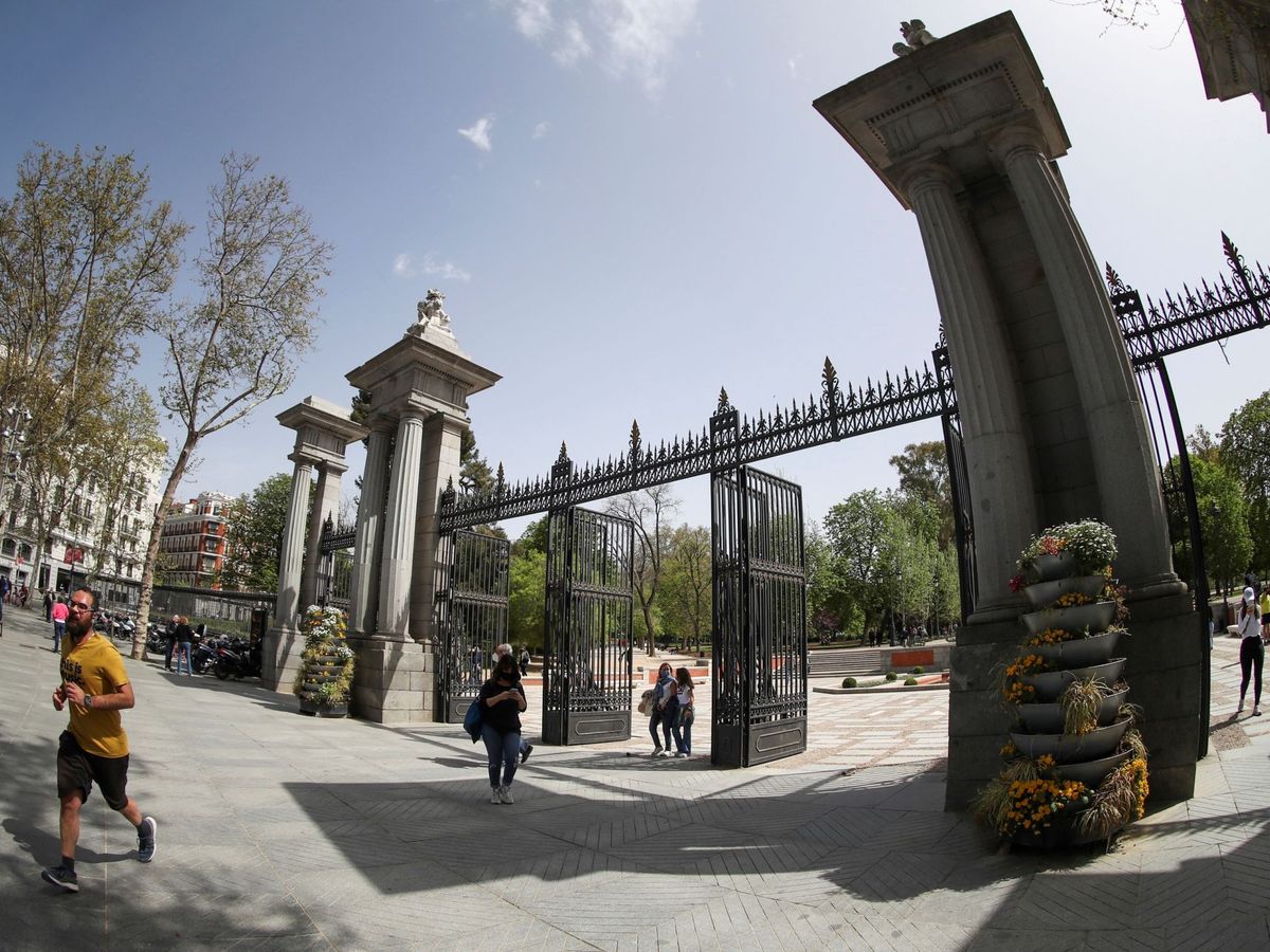 Foto: Madrileños acceden al interior del Parque de El Retiro de Madrid. (EFE)