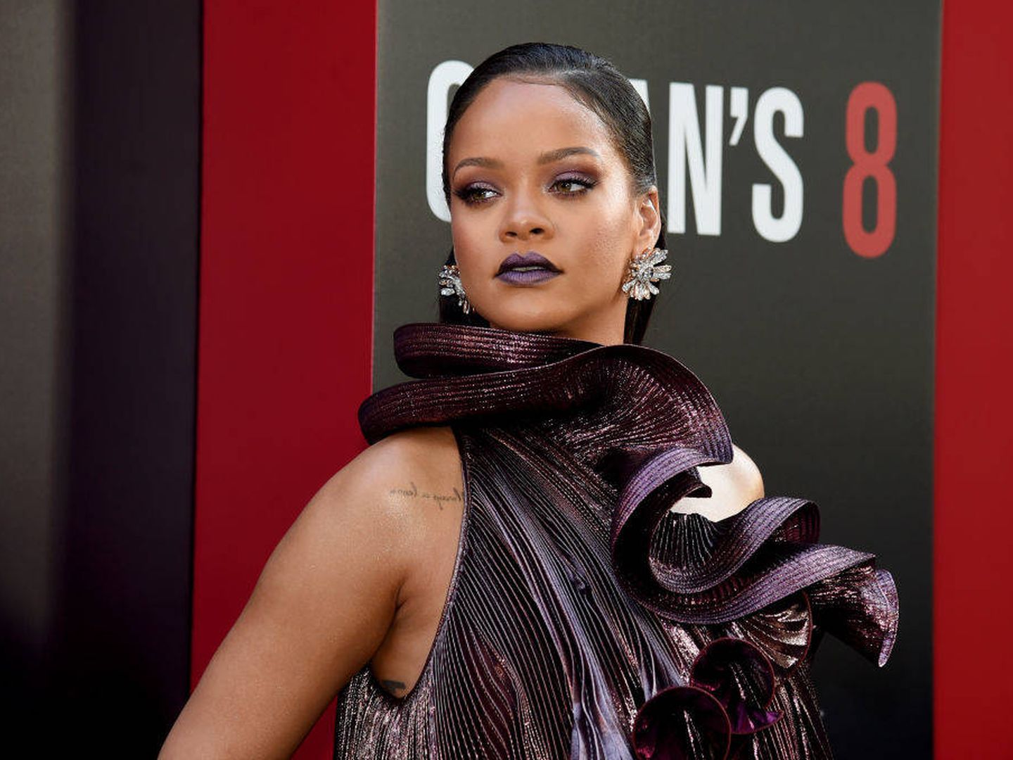 Rihanna con los labios en tono oscuro. (Getty)