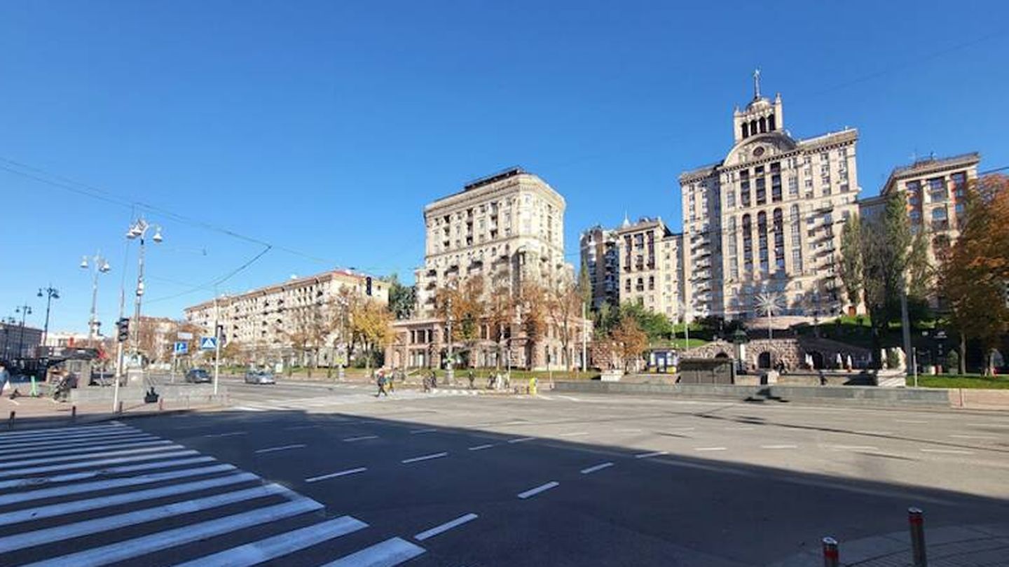 Calle central de Kiev vacía tras un bombardeo el 10 de octubre de 2022. Desde febrero de 2022, cerca de un tercio de los habitantes de la ciudad se han marchado. (Twitter)