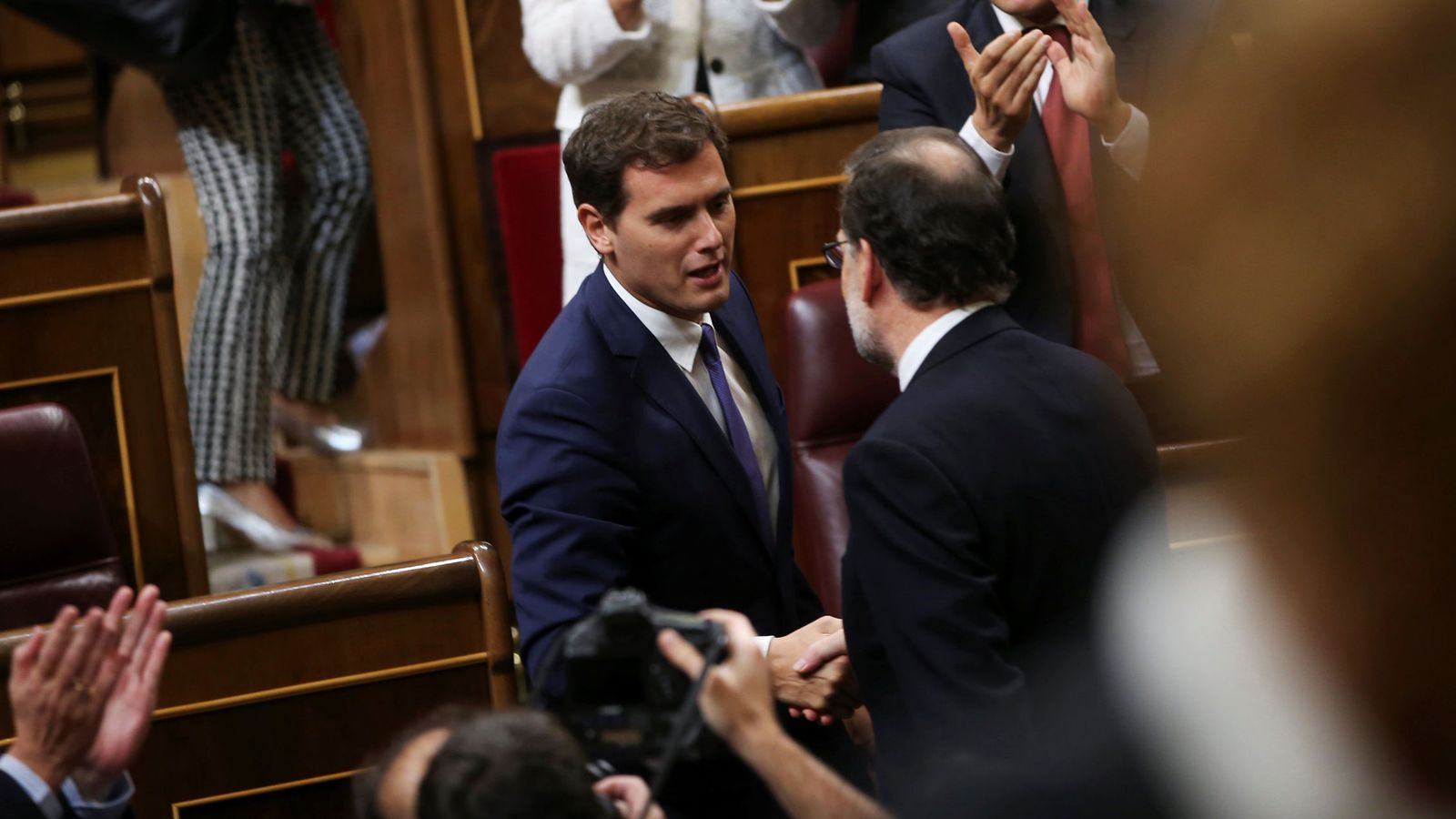 Foto: Rajoy y Rivera se dan la mano en el Congreso. (Reuters)