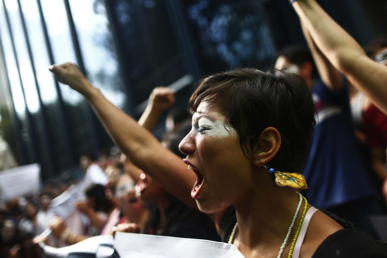 Una manifestante llora durante una protesta para exigir información sobre los estudiantes, en México D.F. (Reuters).