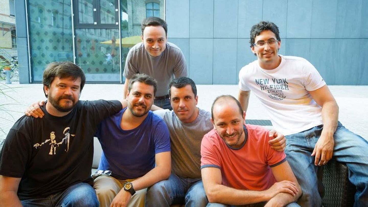 Bernardo Quintero, en el centro, junto al resto del equipo de Virus Total.