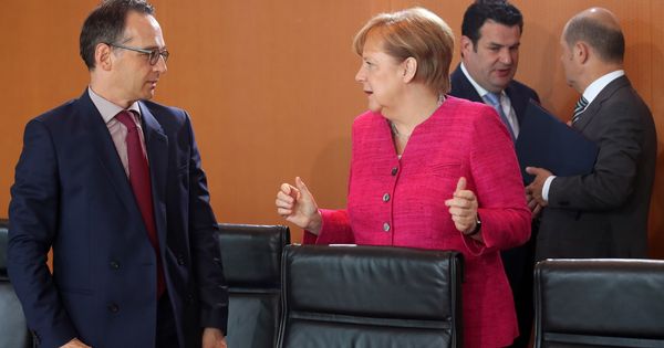 Foto:  Merkel conversa con el ministro alemán de Exteriores, Heiko Maas, durante un Consejo de Ministros germano. (Reuters)