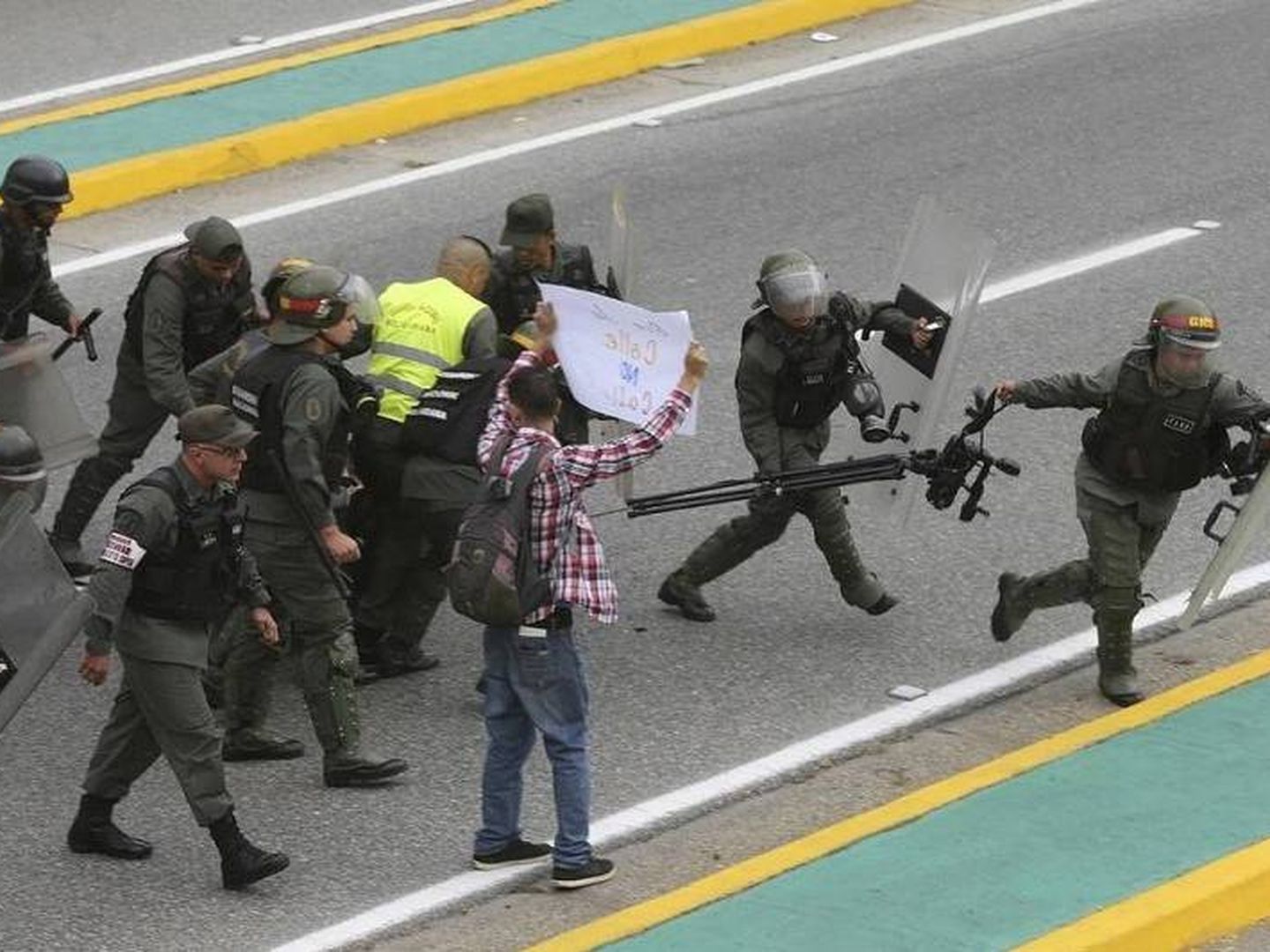 Miembros de la Guardia Bolivariana se llevan el equipo de varios periodistas de televisión durante una protesta. (Fuente: Transparencia Venezuela)