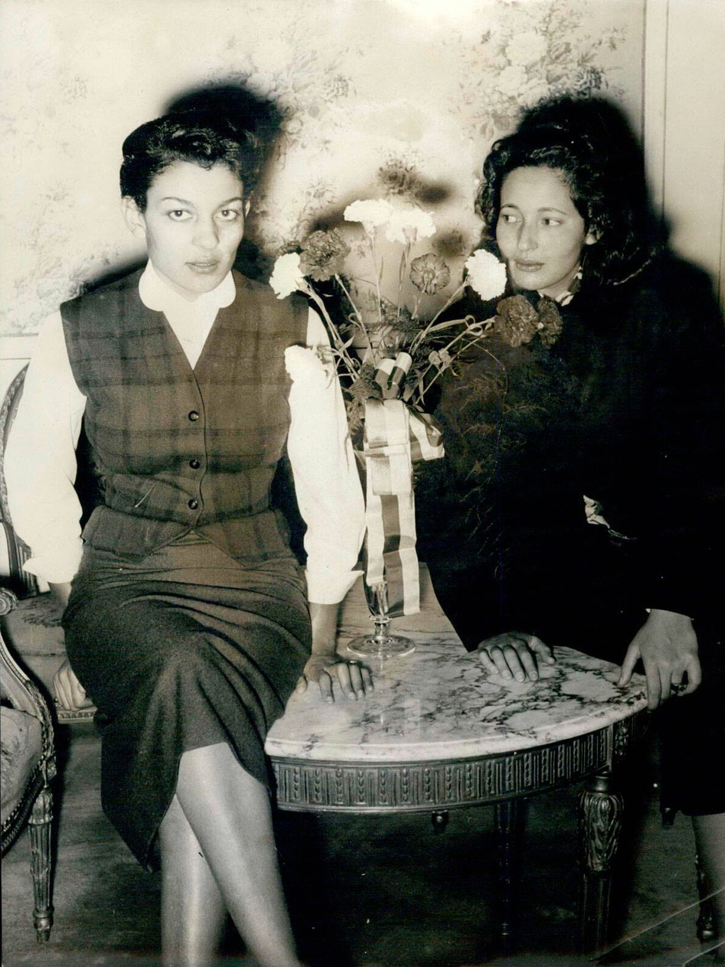 La princesa Lalla Malika, junto a su hermana Lalla Aisha, en 1956. (Alamy)