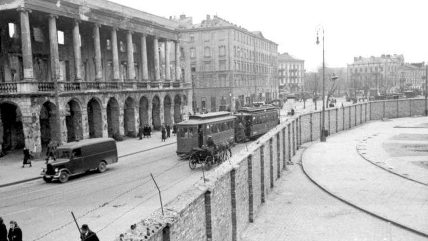 Vista del muro del gueto de Varsovia en 1941.