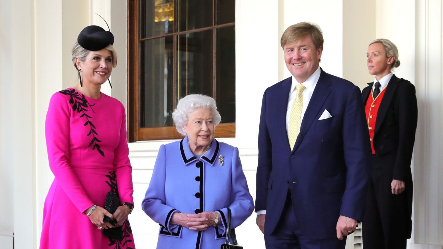 Guillermo y Máxima de los Países Bajos, junto a la reina Isabel. (Reuters)
