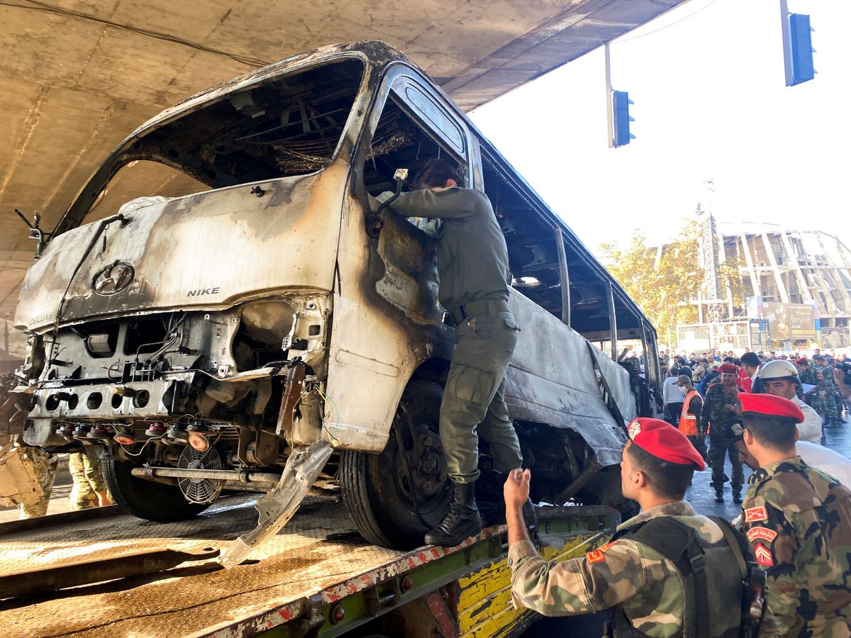 Foto: Explosión de un autobús militar en Damasco. (Reuters)