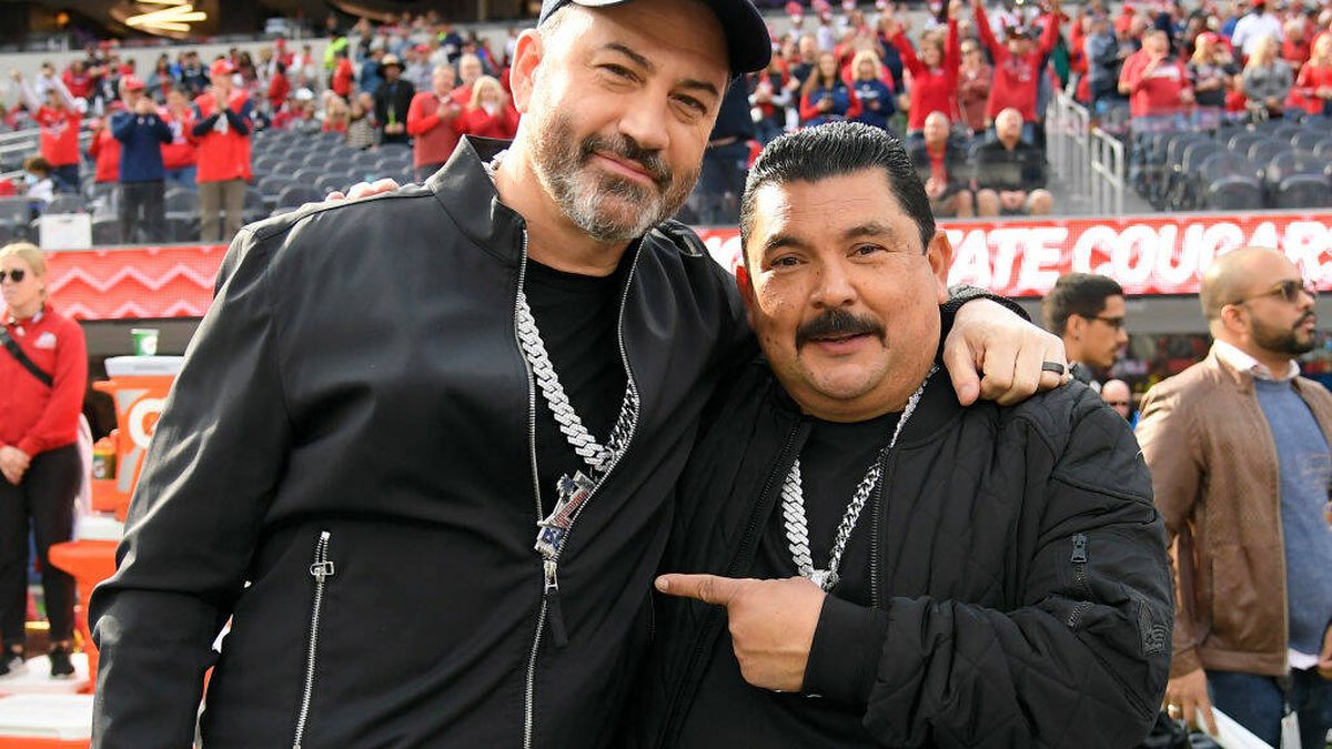 Quién es Guillermo, el 'guardaespaldas' de Jimmy Kimmel que se cuela en las fotos de Pedro Pascal y Eva Longoria
