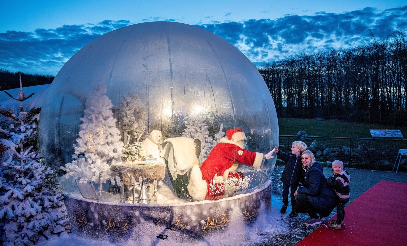 Un Papá Noel el Dinamarca atiende dentro de una burbuja. (Reuters)