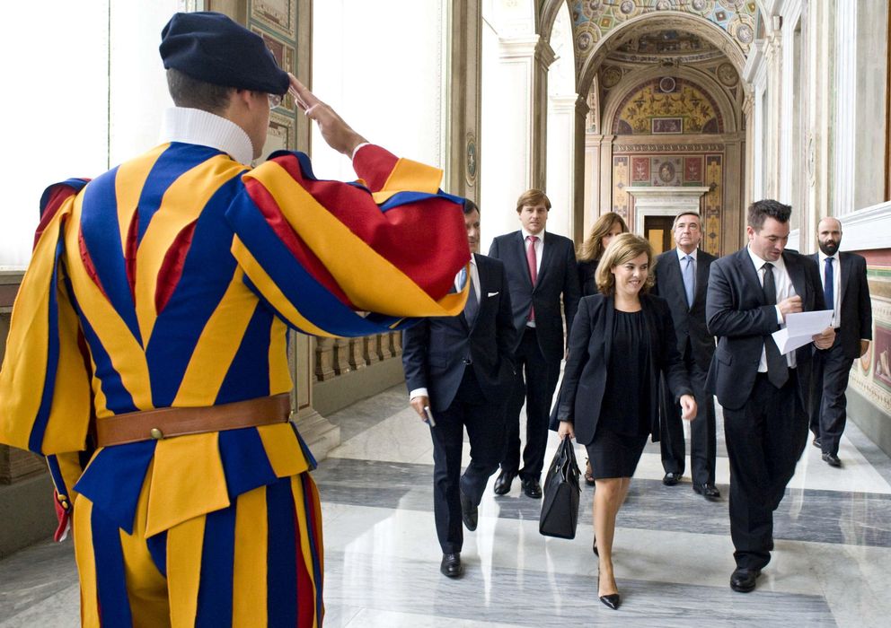 Foto: La vicepresidenta del Gobierno español, Soraya Sáenz de Santamaría, a su llegada a la Santa Sede. (EFE)