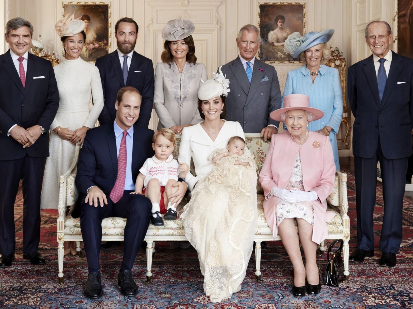 El príncipe Guillermo, Kate Middleton, junto a Isabel II y otros miembros de la familia durante el bautizo de Charlotte. (EFE)
