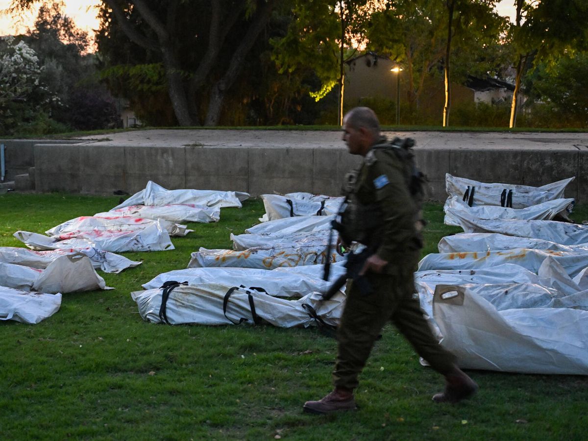 Foto: Al menos 108 cuerpos fueron encontrados en el 'kibutz' de Beeri. (Getty/Alexi J. Rosenfeld)