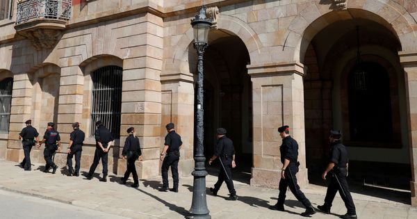 Foto: Agentes de los Mossos d'Esquadra custodian el Parlament. (EFE)