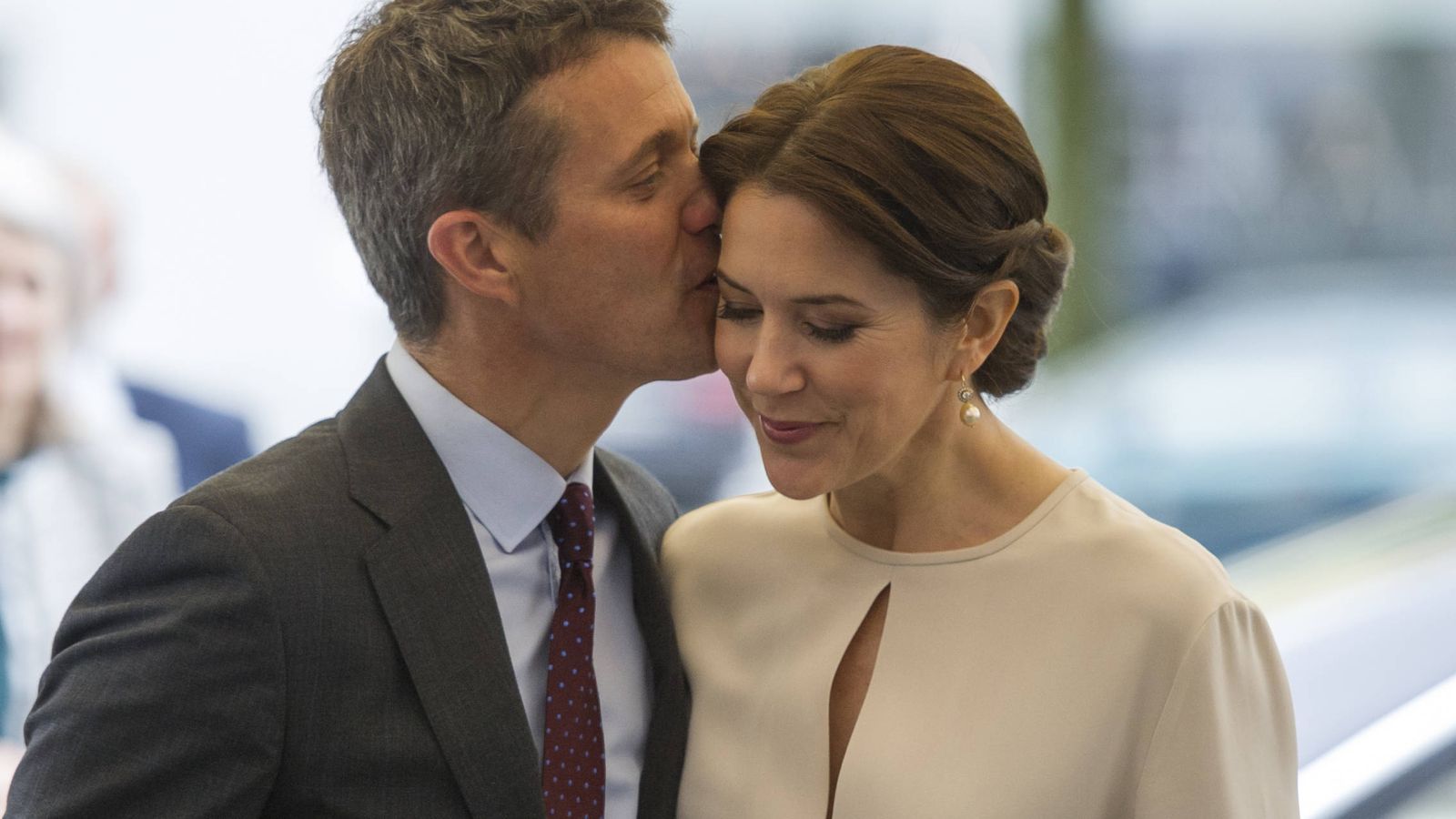 Foto: Federico de Dinamarca besa cariñosamente a su esposa Mary en una visita oficial a Múnich, Alemania. (Getty)