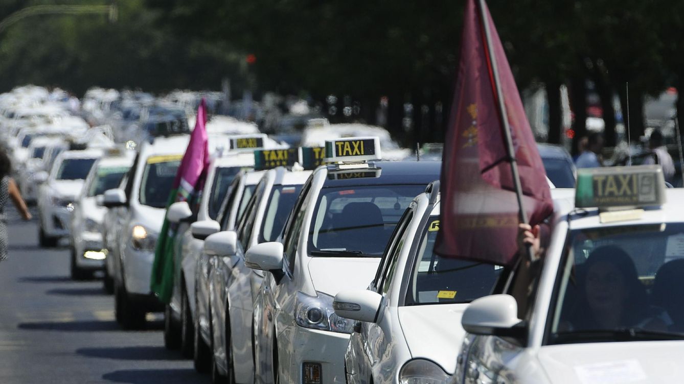 La ‘guerra del taxi’ en Sevilla: casi dos décadas a huevazos, pinchazos y pintadas