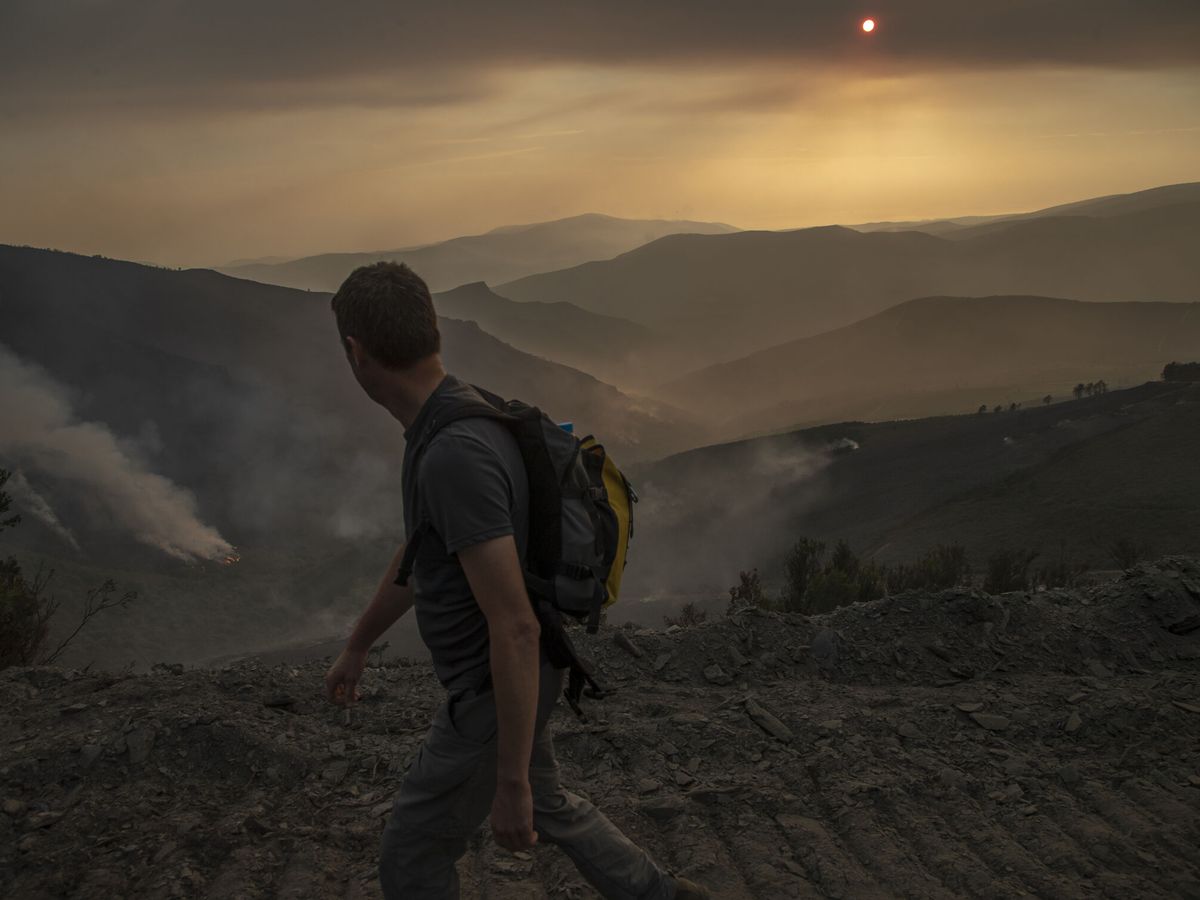 Foto: Fuego que está destruyendo el Geoparque Mundial de la UNESCO Montañas do Courel, en Lugo. (EFE/Eliseo Trigo)
