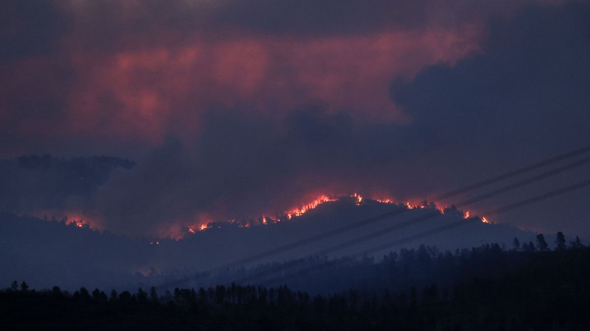 El fuerte viento y las altas temperaturas complican el incendio de Castellón y Teruel: más de 4.000 ha quemadas