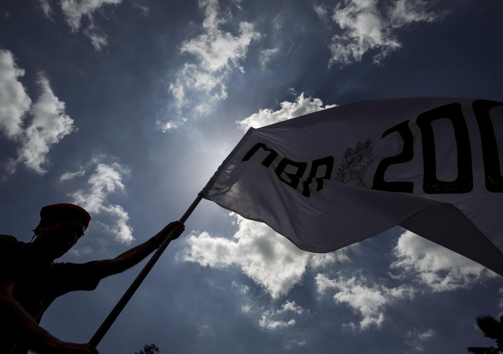 Foto: Un hombre ondea una bandera con las siglas MBR-200, movimiento revolucionario cívico-militar de extrema izquierda, en las inmediaciones del Cuartel de la Montaña (Efe).