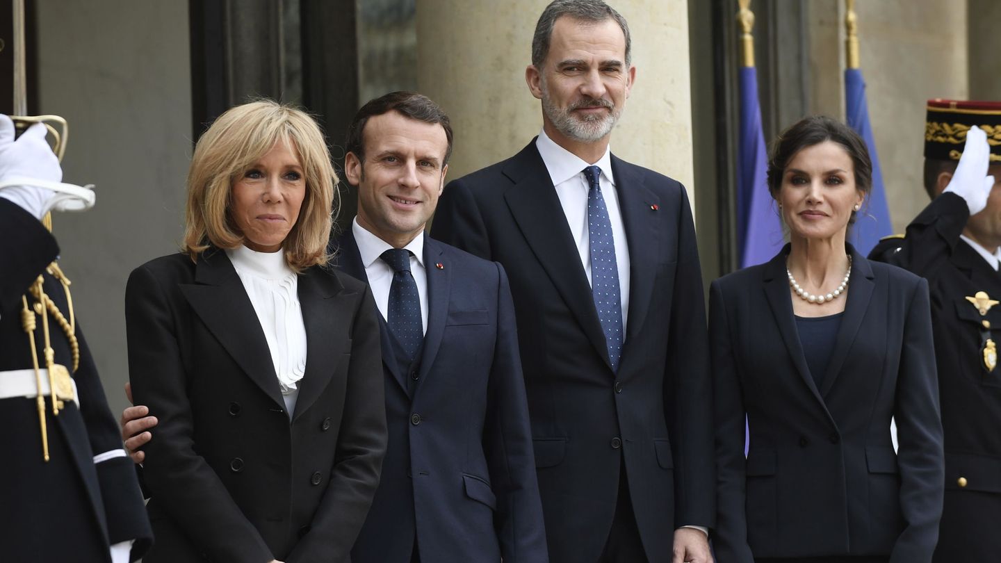 Los Reyes, con los Macron. (EFE)