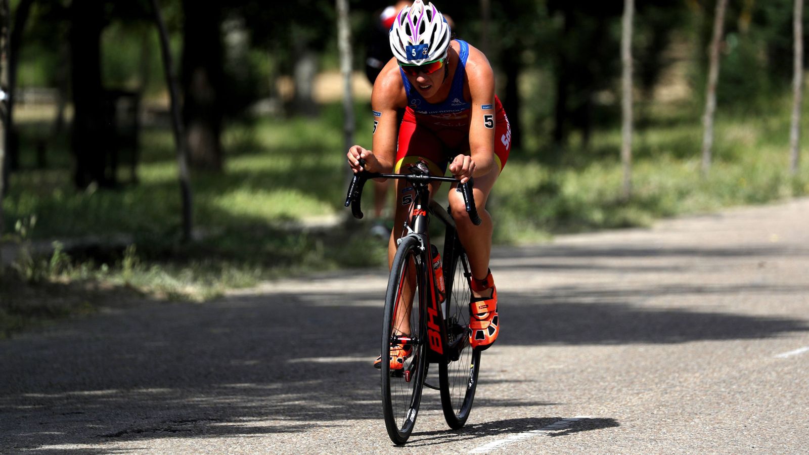 Foto: Carolina Routier rueda en bicicleta en la Copa del Mundo de triatlón celebrada en mayo de 2017 en Madrid. (EFE)