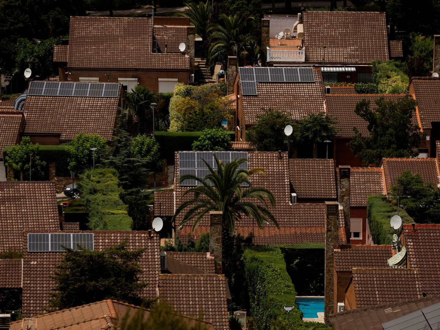 Solar panels are seen on the roofs of homes at the well-to-do suburb of Rivas-Vaciamadrid, south of Madrid, Spain, June 6, 2022. Picture taken June 6, 2022. REUTERS Susana Vera
