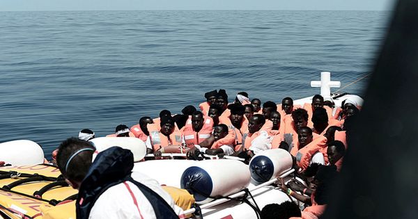 Foto: Varios de los inmigrantes que han sido trasladados del Aquarius a las otras dos embarcaciones que se dirigen a Valencia. (EFE)