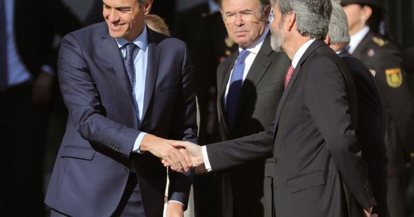 Foto: Pedro Sánchez y el presidente del TS y del CGPJ, Carlos Lesmes, se saludan ante el presidente del Senado, Pío García-Escudero, este 6-D en el Congreso. (EFE)
