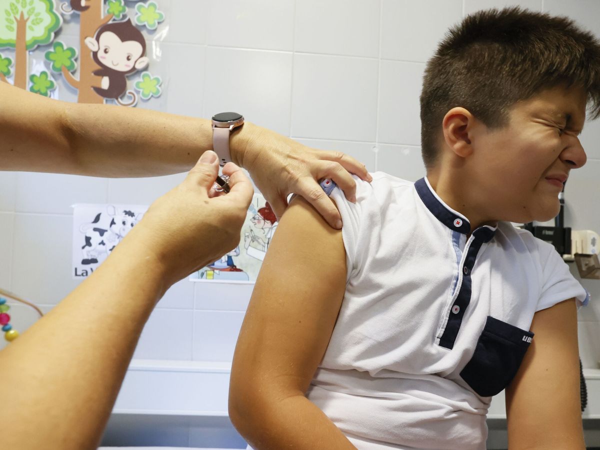 Foto: Una enfermera aplica la vacuna contra el papiloma humano (EFE/Lavandeira jr)