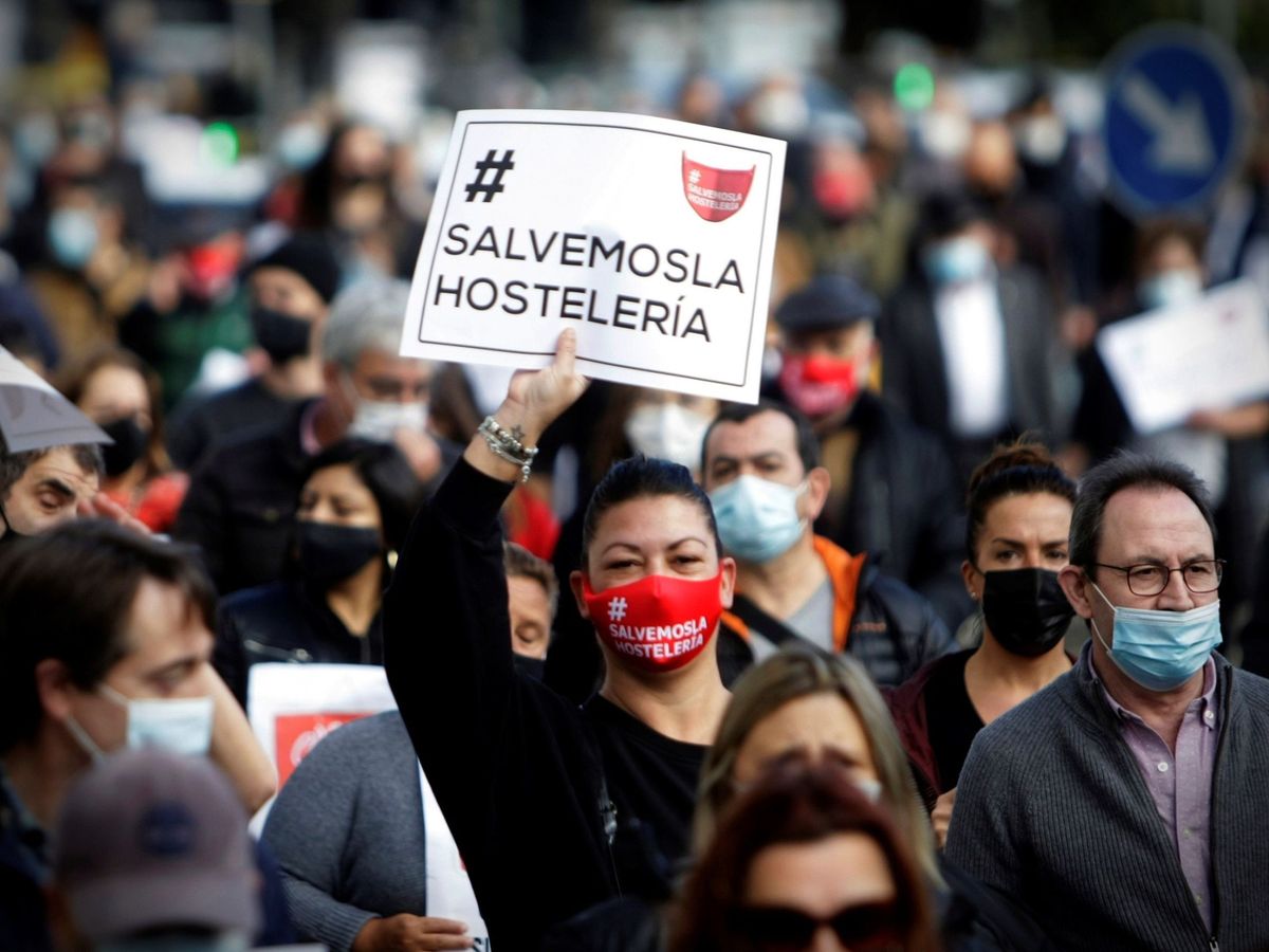Foto: Manifestación para pedir al Gobierno de Pedro Sánchez 8.500 millones de euros en ayudas directas para salvar la hostelería. (EFE)