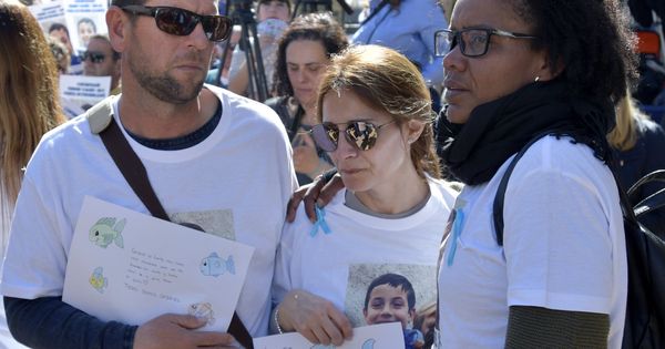 Foto: Ana Julia (d), la pareja del padre del menor que ha sido detenida cuando transportaba el cadáver de Gabriel en su maletero. (EFE)
