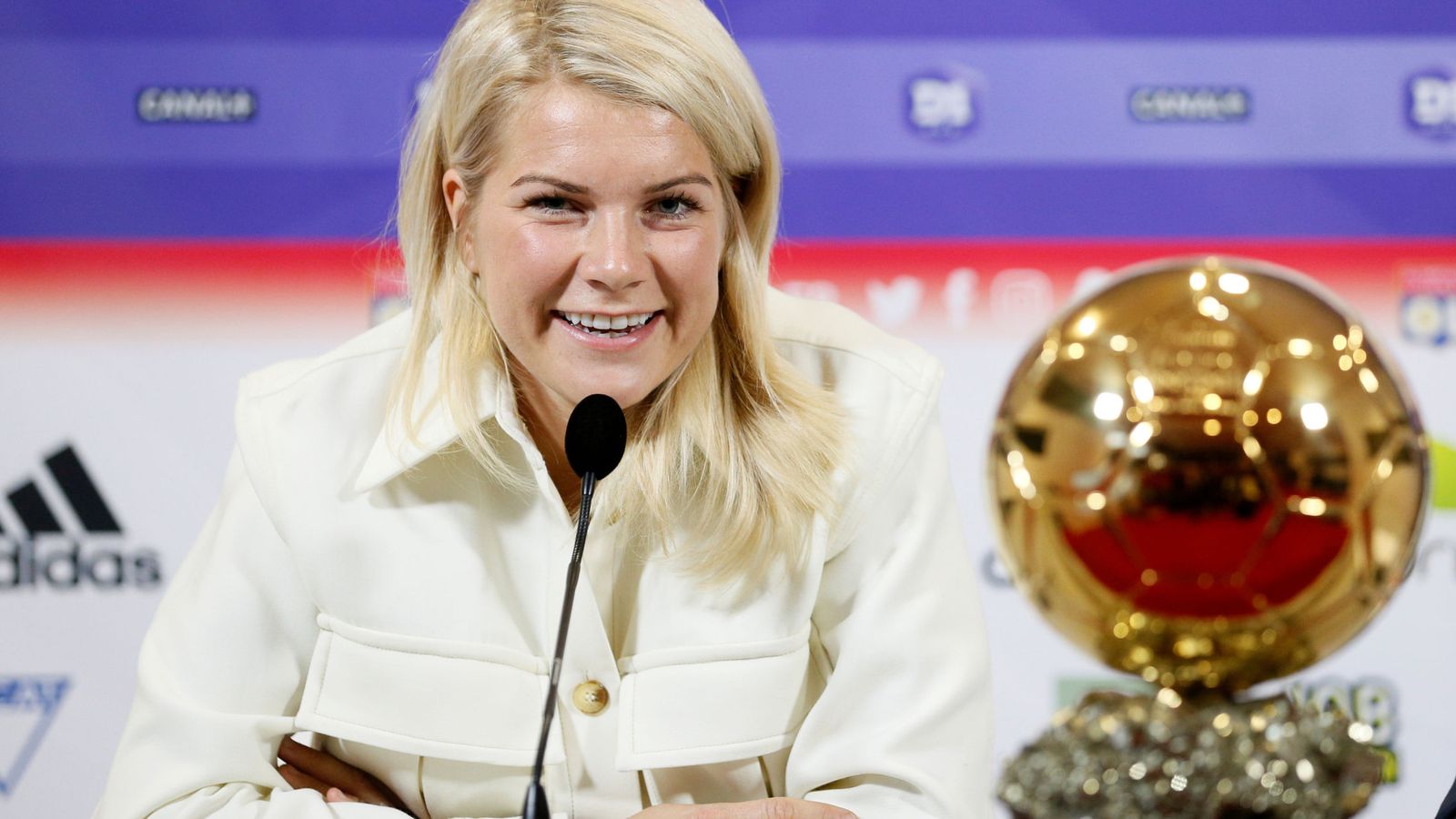 Foto: La noruega Ada Hegerberg, que juega en el Olympique de Lyon, con el Balón de Oro. (Reuters) 