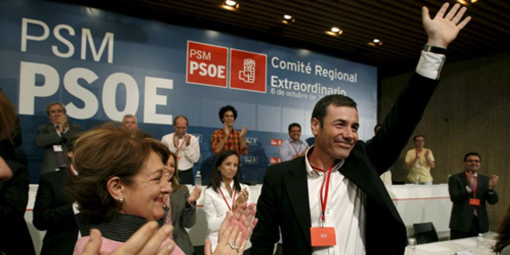 Foto: Gómez adelanta por la izquierda a Zapatero para ganar a la "neoliberal" Aguirre
