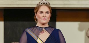 Post de La princesa Amalia de Holanda combina rubíes rojos y un vestido azul noche: su look para la cena de Estado con Felipe VI y Letizia