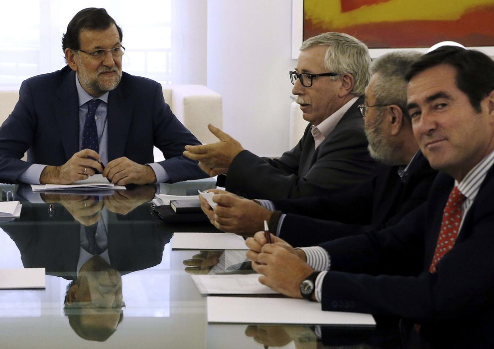 Foto: Rajoy con los sindicatos (Efe)