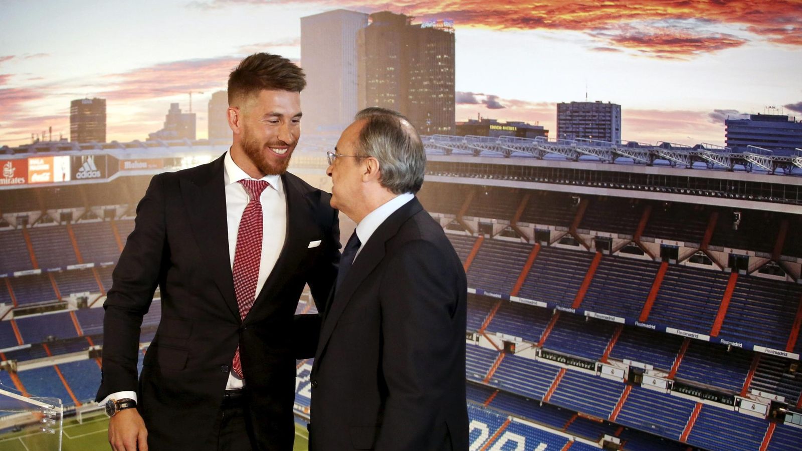 Foto: Sergio Ramos y Florentino Pérez, en el acto de renovación del contrato del capitán en verano de 2015 (Juan Medina/Reuters).