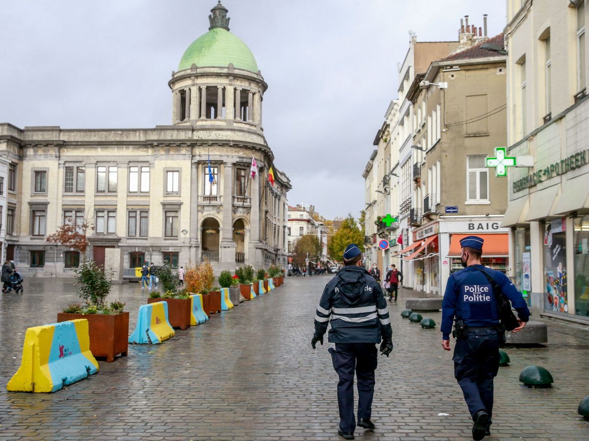 Foto: Agentes de la Policía belga caminan por las calles de Bruselas (Bélgica). (EFE)