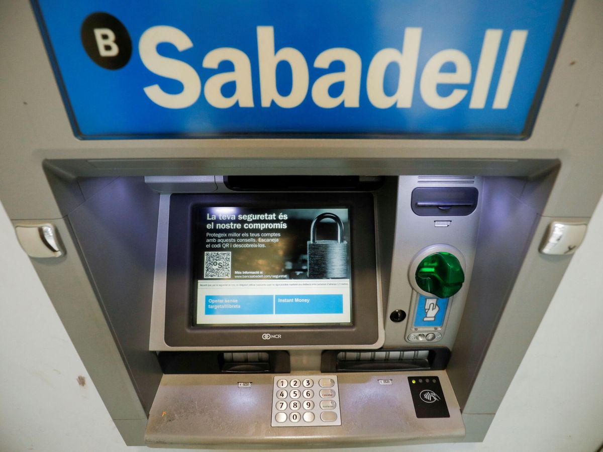 Foto: Logo de Banco Sabadell en un cajero. (Reuters/Albert Gea)