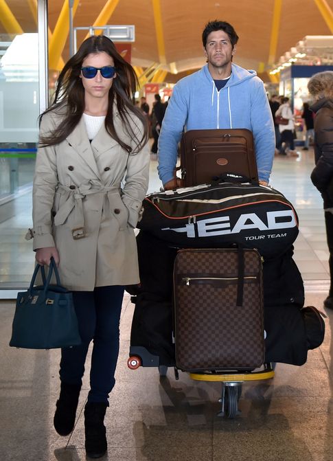 Foto: Ana Boyer y Fernando Verdasco en el aeropuerto de Madrid (Gtres)