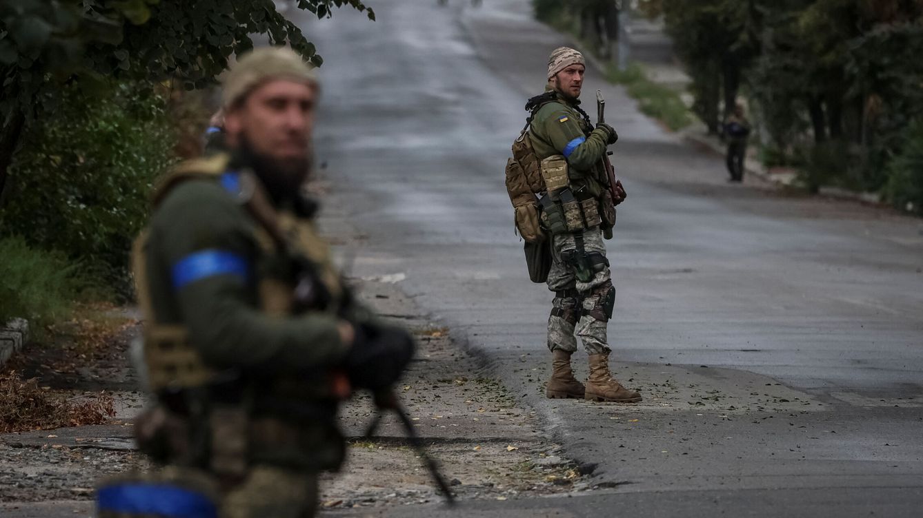 Foto: Militares ucranianos patrullan una zona, mientras continúa el ataque de Rusia a Ucrania, en la ciudad de Izium. (Reuters/Gleb Garanich)
