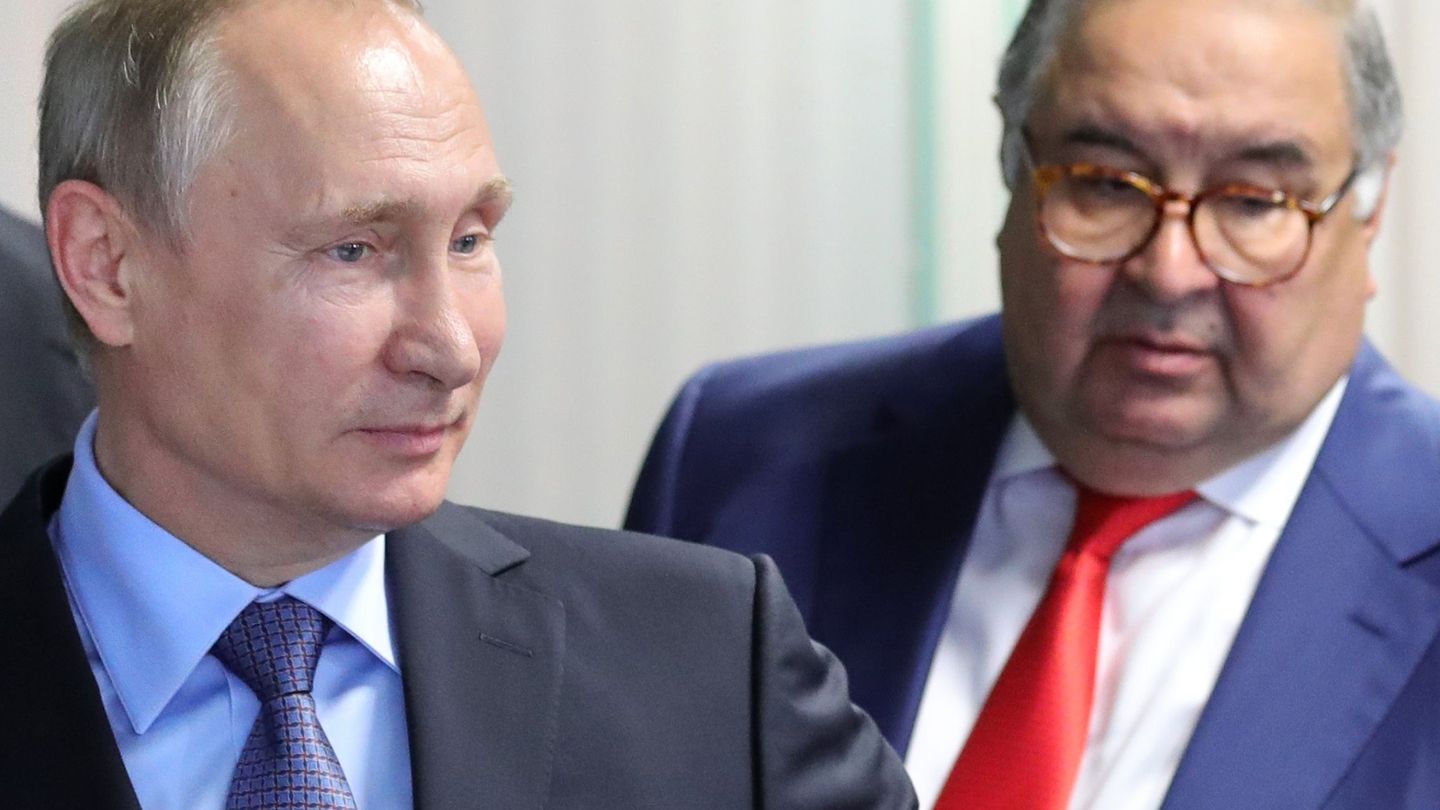 Vladimir Putin y Alisher Usmanov visitan la planta minera de Lebedinsky el pasado mes de julio (Michael Klimentyev / Sputnik / EFE)