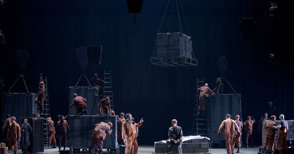 Foto: La clase obrera se rebela en 'El oro del Rin', la primera ópera de 'El anillo del Nibelungo'. (Teatro Real)