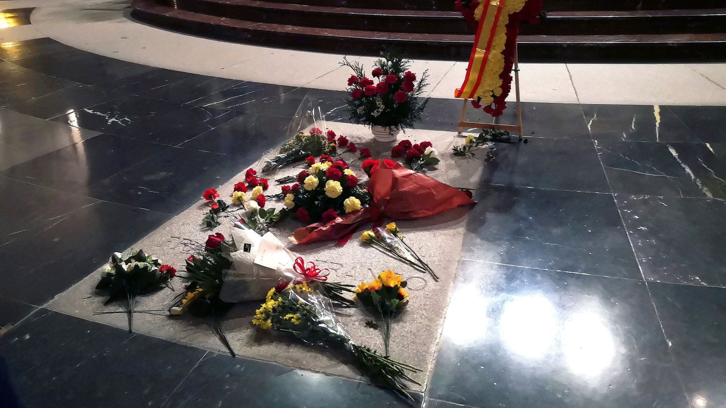 Tumba de Franco, en un aniversario de la muerte del dictador. (EFE)