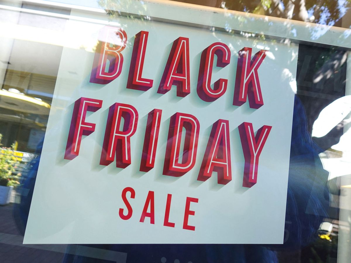 Foto: Un cartel del Black Friday en una tienda de California. (Reuters/Mike Blake)