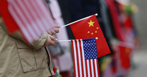 Foto: Banderas China y EEUU. (EFE)