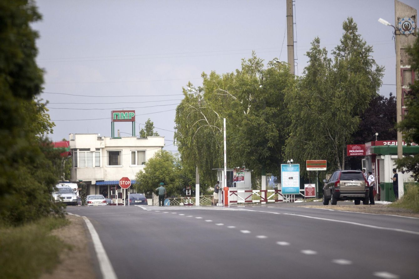El 'chek point' entre Moldavia y la autoproclamada Transnistria. (EFE)