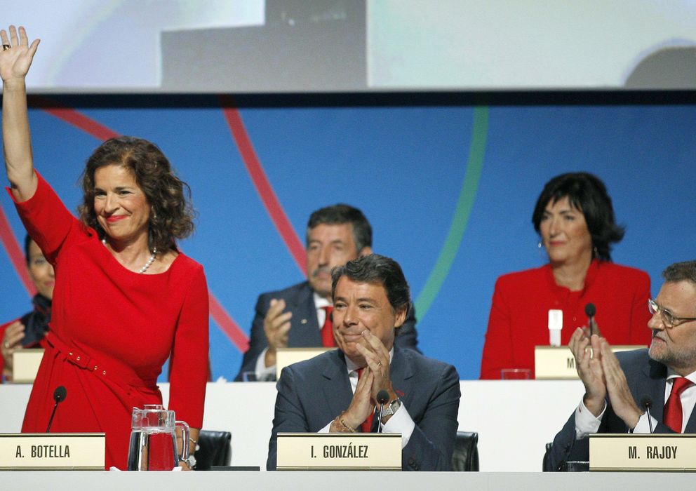 Foto: La alcaldesa de Madrid, Ana Botella (i), junto al presidente de la Comunidad madrileña, Ignacio González (c), y el presidente del Gobierno, Mariano Rajoy (d), s