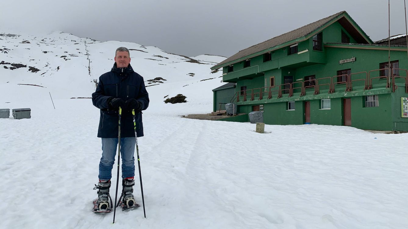 Foto: Raúl Linares posa en la estación de esquí de Lunada. (Guillermo Cid)